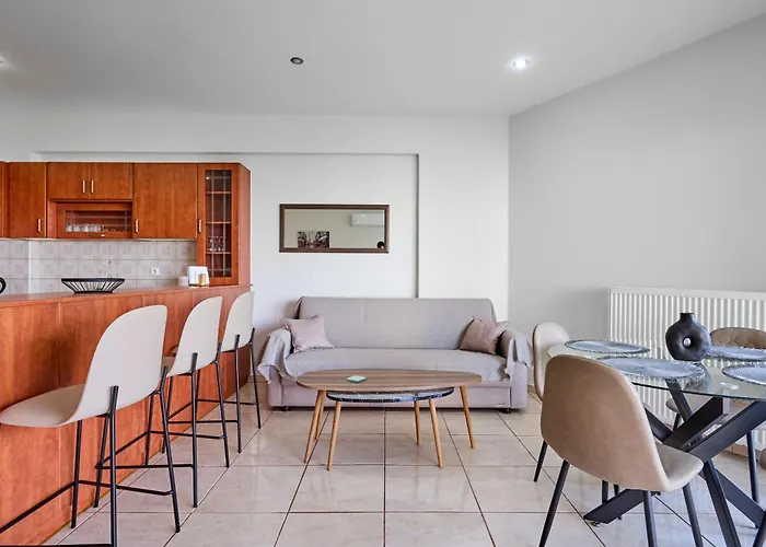 Chios Town Apartment - Heart Of Chios Town With 2 Minute Walk To The Beach